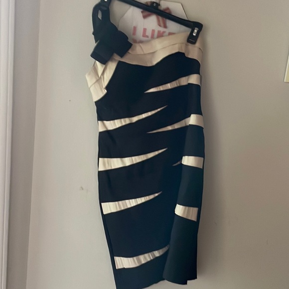 beautiful dress one piece  new fits small - Picture 2 of 2